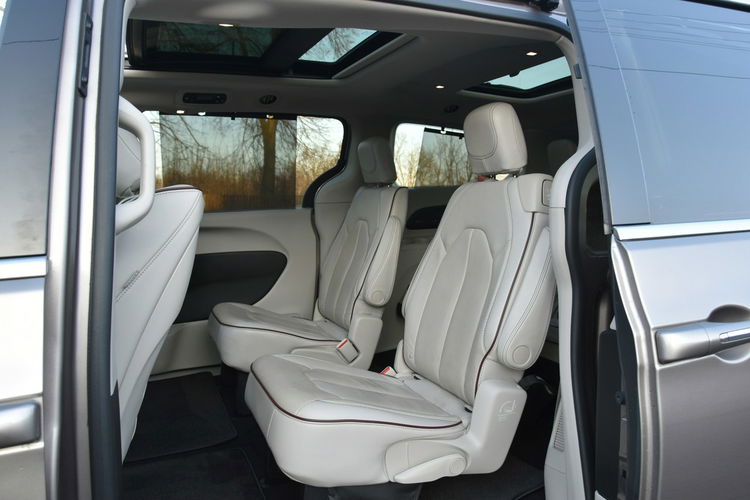 Chrysler Pacifica Limited 3.6 V6 291KM 2017r. Panorama Skóra Kamera360 DVD HarmanKardon zdjęcie 12