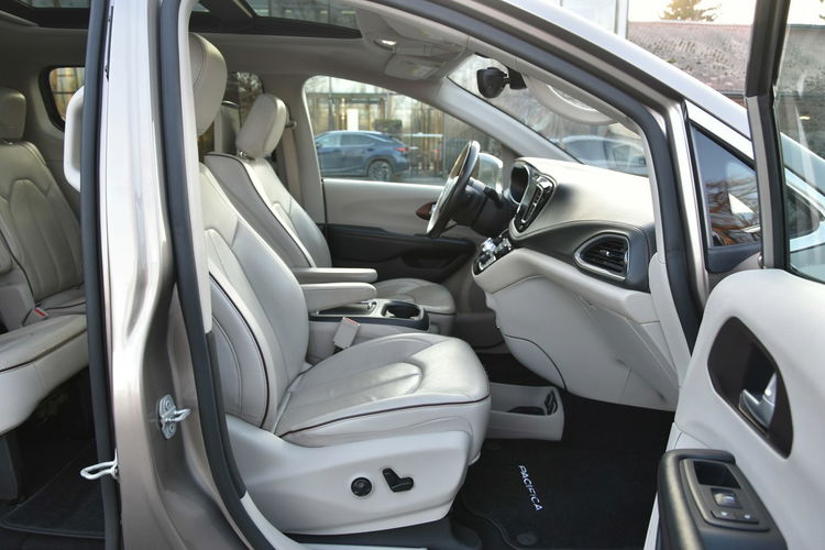Chrysler Pacifica Limited 3.6 V6 291KM 2017r. Panorama Skóra Kamera360 DVD HarmanKardon zdjęcie 17
