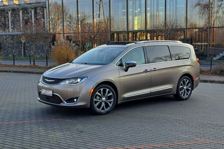 Chrysler Pacifica Limited 3.6 V6 291KM 2017r. Panorama Skóra Kamera360 DVD HarmanKardon zdjęcie 3
