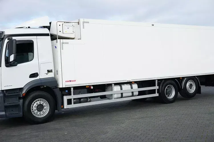 Mercedes ANTOS / 2535 / EURO 6 / CHŁODNIA + WINDA / 23 PALETY / OŚ SKRĘTNA zdjęcie 14