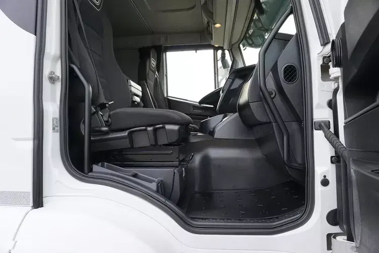 Iveco STRALIS / 360 / EURO 6 / CHŁODNIA + WINDA / ŁAD. 7 040 KG / 18 PALET zdjęcie 28