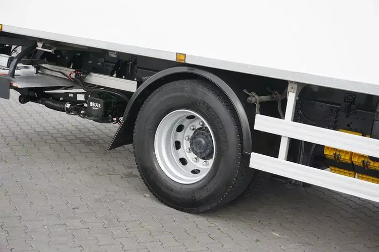 Iveco STRALIS / 360 / EURO 6 / CHŁODNIA + WINDA / ŁAD. 7 040 KG / 18 PALET zdjęcie 40
