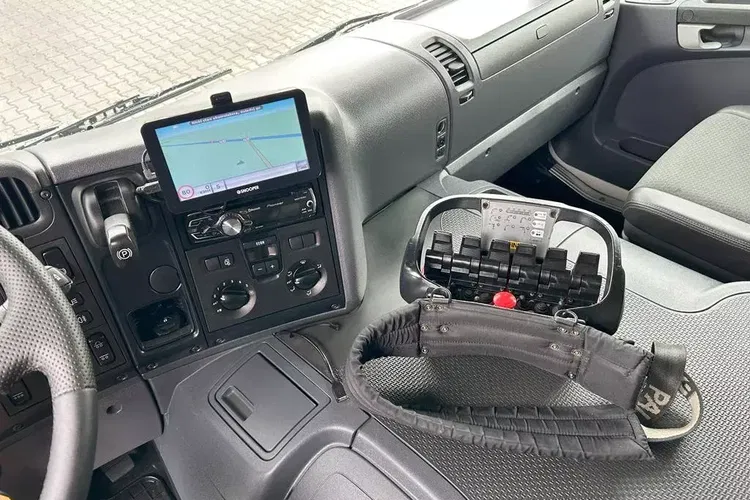 Scania / P 420 / 8 X 4 / TRIDEM / SKRZYNIOWY + HDS / PALFINGER PK 26002 / WYS. 12 M / DŁ. 8 M zdjęcie 15