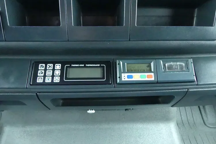 MAN TGA 26.400 6x2 / CHŁODNIA / / KABINA SYPIALNA / zdjęcie 32