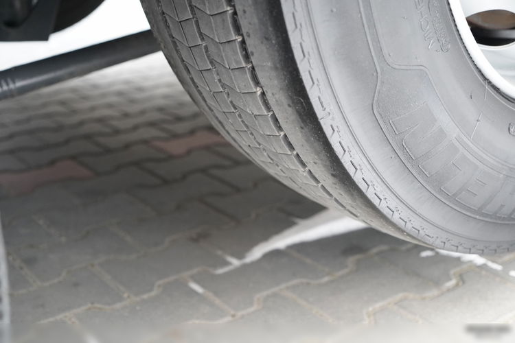 DAF XF 480 / ZESTAW TANDEM / 120 M3 / PRZEJAZDOWY / OŚ PODNOSZONA / OŚ SKRĘTNA / PODŁOGA SZYNA DESKA / WINDA DHOLLANDIA / KLIMA POSTOJOWA / + PRZYCZEPA LECITRAILER / OSIE SAF  zdjęcie 41