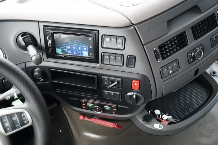 DAF XF 480 / ZESTAW TANDEM / 120 M3 / PRZEJAZDOWY / OŚ PODNOSZONA / OŚ SKRĘTNA / PODŁOGA SZYNA DESKA / WINDA DHOLLANDIA / KLIMA POSTOJOWA / + PRZYCZEPA LECITRAILER / OSIE SAF  zdjęcie 57