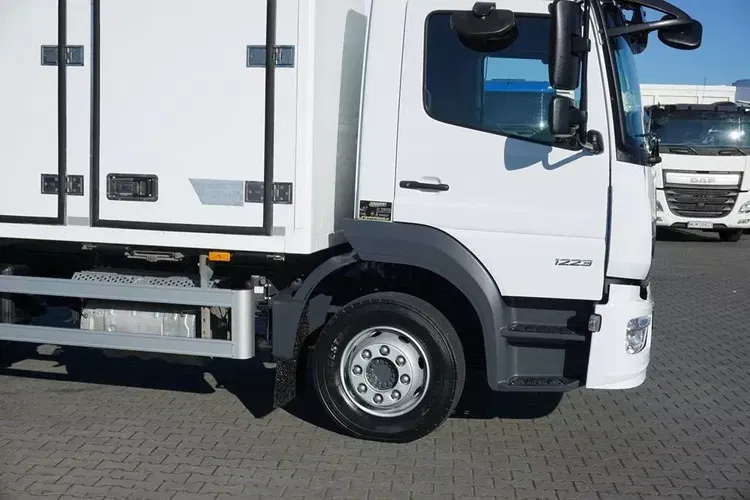 Mercedes ATEGO / 1223 / ACC / EURO 6 / CHŁODNIA + WINDA / MULTITEMPERATURA zdjęcie 18