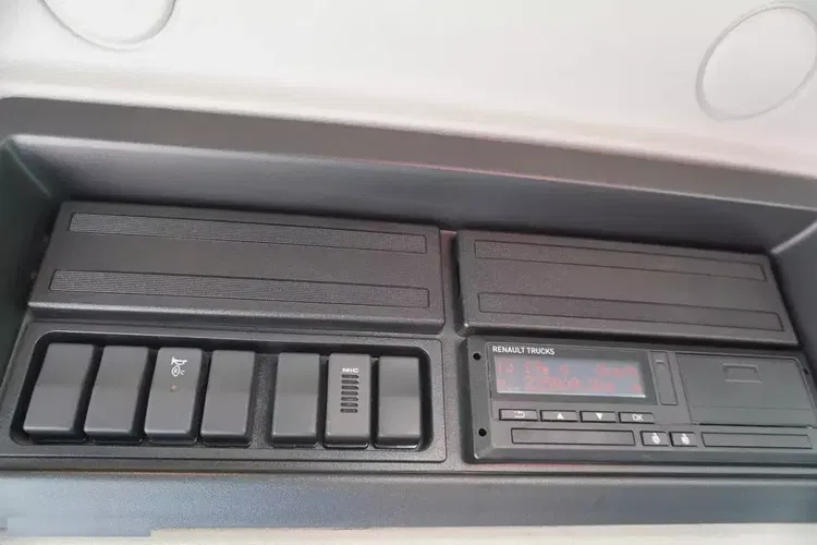 Renault C320 P4x2 E6 / HDS Fassi 5.6 t / Zasięg 8 m / Platforma 15 EPAL3 zdjęcie 16