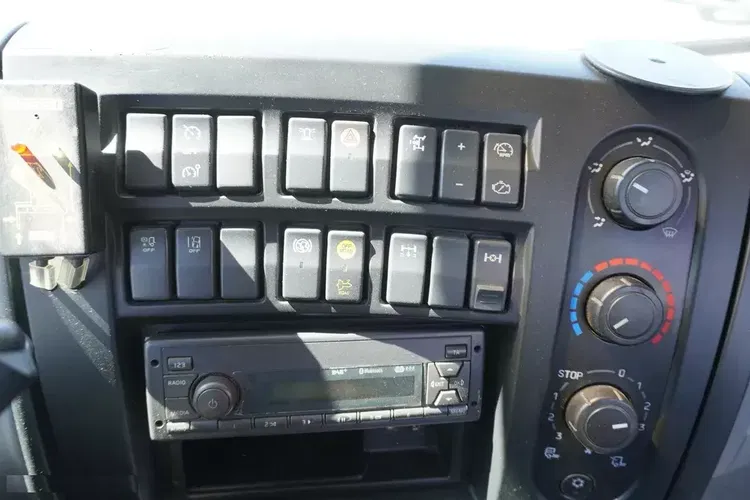 Renault C320 P4x2 E6 / HDS Fassi 5.6 t / Zasięg 8 m / Platforma 15 EPAL3 zdjęcie 19