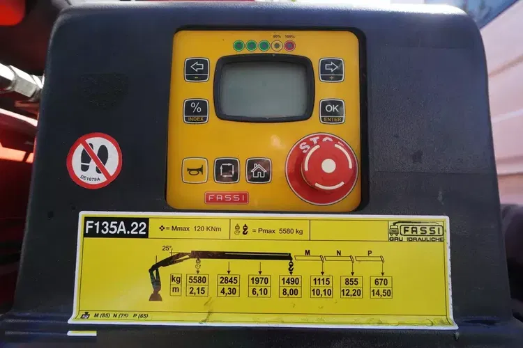 Renault C320 P4x2 E6 / HDS Fassi 5.6 t / Zasięg 8 m / Platforma 15 EPAL3 zdjęcie 8