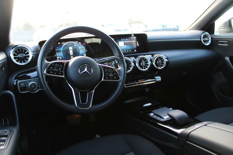Mercedes CLA 200 Kamera Ambiente Gwarancja MAŁY PRZEBIEG zdjęcie 13