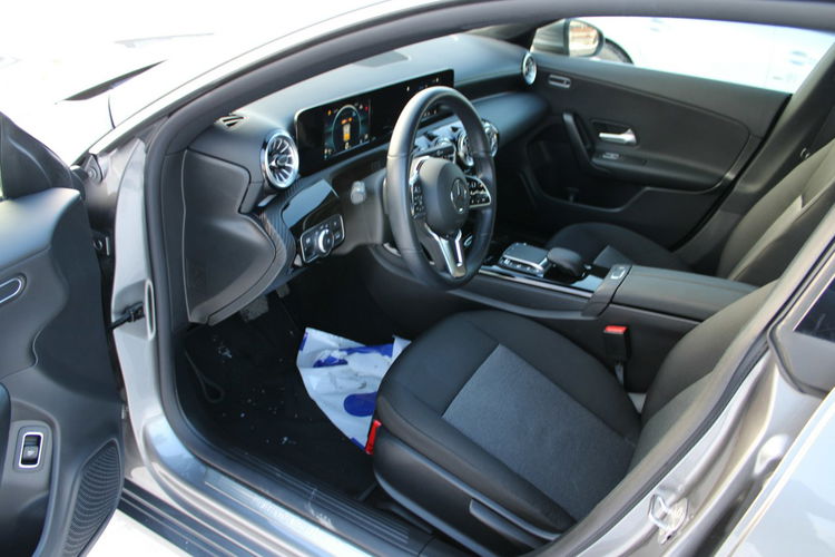 Mercedes CLA 200 Kamera Ambiente Gwarancja MAŁY PRZEBIEG zdjęcie 14