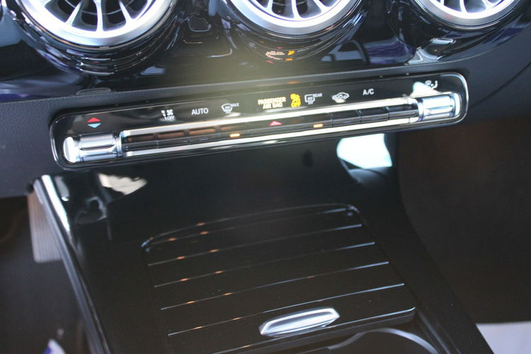 Mercedes CLA 200 Kamera Ambiente Gwarancja MAŁY PRZEBIEG zdjęcie 24