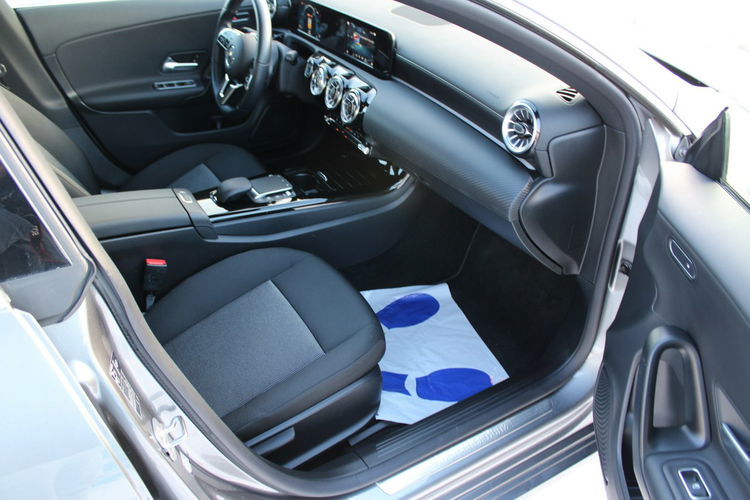Mercedes CLA 200 Kamera Ambiente Gwarancja MAŁY PRZEBIEG zdjęcie 27