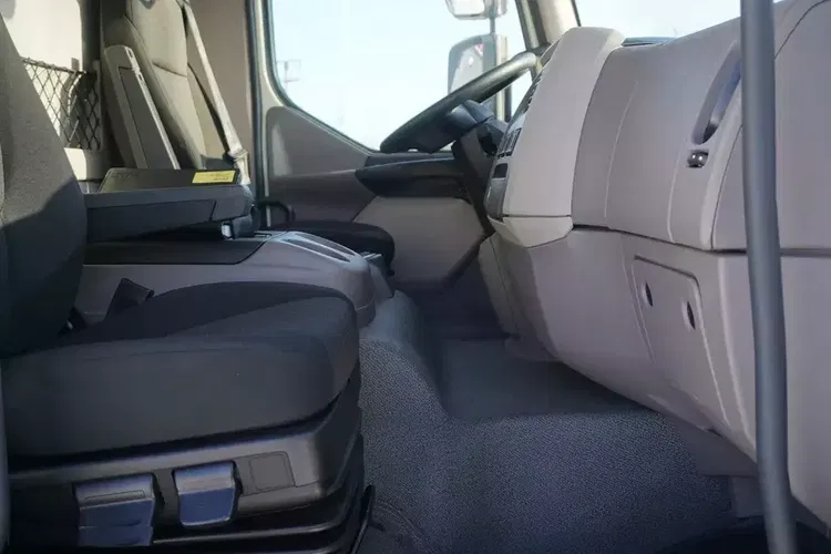 DAF LF 12.210 kontener 18 palet z windą / 50 tys.km /2024 zdjęcie 24