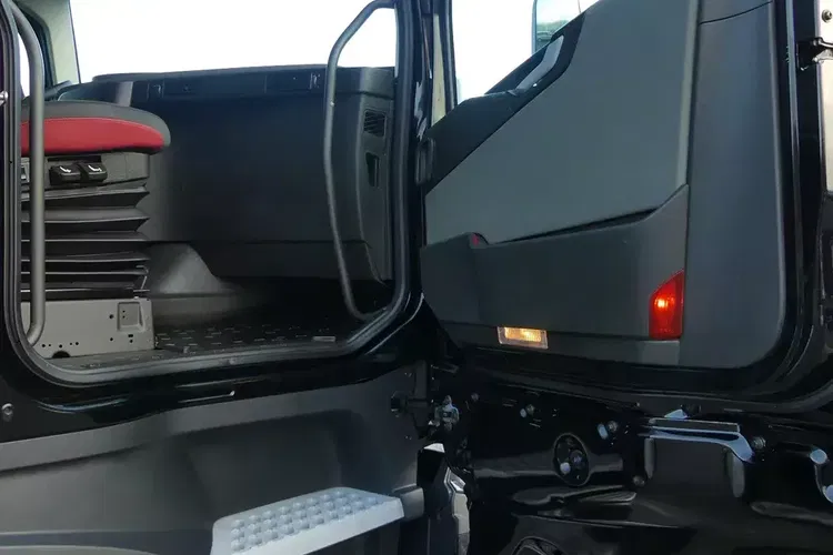 Volvo FH4 500 / EURO 6 / AUTOMAT / LOW DECK / I- SHIFT / KLIMA POSTOJOWA / zdjęcie 28