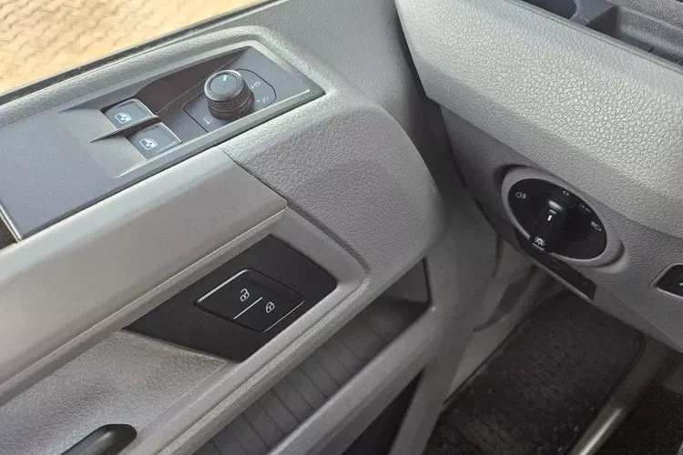 Volkswagen Crafter L3H2 129900zł NETTO Brygadówka 7 osób 2.0TDi/140KM zdjęcie 20