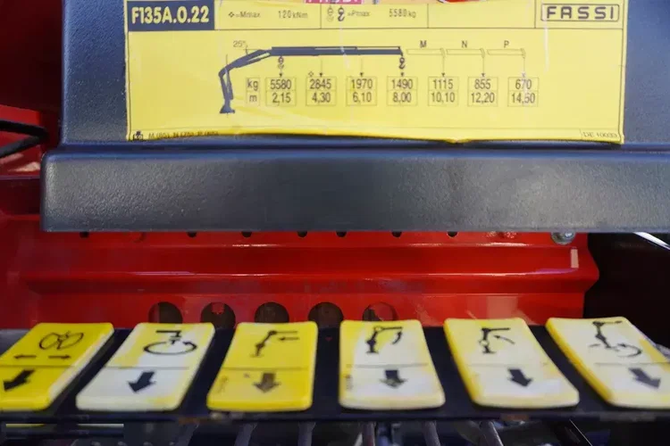 Renault C380 E6 6x4 / HDS Fassi F135 2700 MTH / Zasięg 8 m / 5.6 t udźwig / Wywrotka 3-stronna / Hydroburta zdjęcie 19