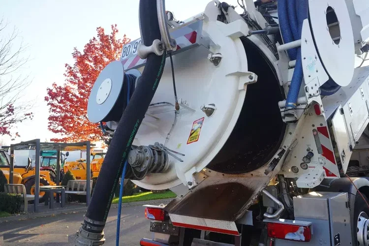 MAN TGM 26.340 E6 / Beczka asenizacyjna Rivard 11.8 m3 / 110 tys. km / oś skrętna zdjęcie 15