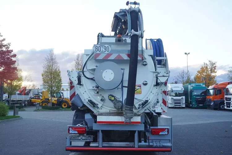 MAN TGM 26.340 E6 / Beczka asenizacyjna Rivard 11.8 m3 / 110 tys. km / oś skrętna zdjęcie 6