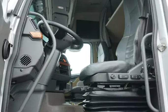 Volvo / FH / 520 / 8 X 2 / SKRZYNIOWY + HDS / PM 85 SP + JIB J 1204 / WYSIĘG 31.9 M zdjęcie 9