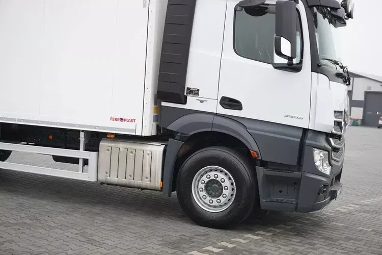 Mercedes ACTROS / 2553 / EURO 6 / CHŁODNIA + WINDA / 23 PALETY / OŚ SKRĘTNA zdjęcie 18