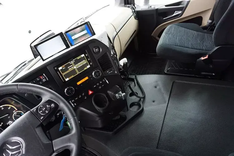 Mercedes ACTROS / 2553 / EURO 6 / CHŁODNIA + WINDA / 23 PALETY / OŚ SKRĘTNA zdjęcie 9