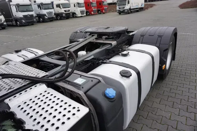 Volvo FH / 420 / E 6 / ACC / PEŁNY ADR / HYDRAULIKA / MAŁY PRZEBIEG zdjęcie 37