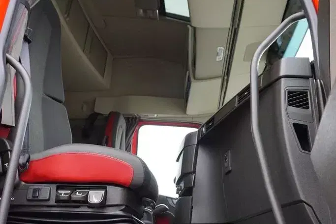 Volvo FH / 420 / E 6 / ACC / PEŁNY ADR / HYDRAULIKA / MAŁY PRZEBIEG zdjęcie 8