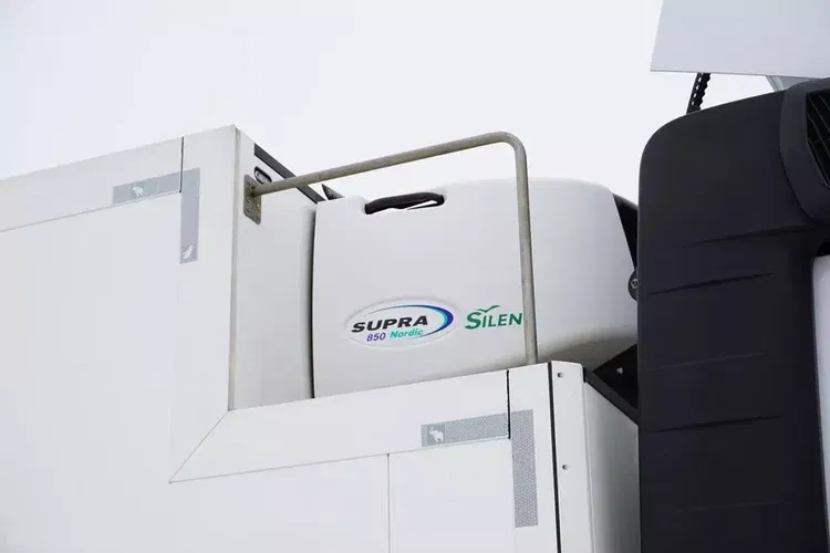 Mercedes / ACTROS / 2553 / EURO 6 / CHŁODNIA + WINDA / 23 PALETY / OŚ SKRĘTNA zdjęcie 35