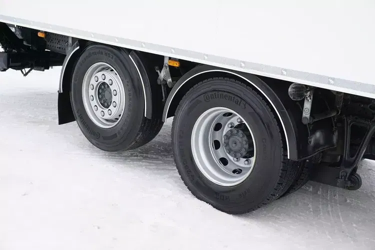 Mercedes / ACTROS / 2553 / EURO 6 / CHŁODNIA + WINDA / 23 PALETY / OŚ SKRĘTNA zdjęcie 36