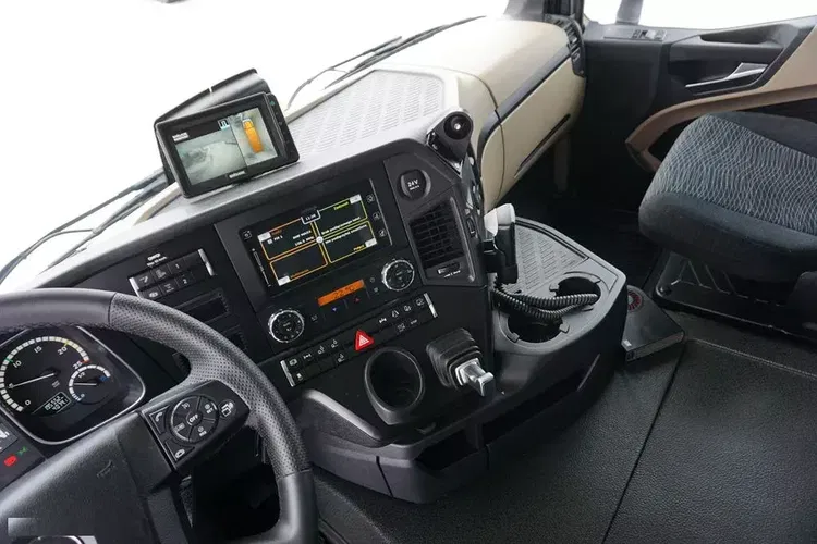 Mercedes / ACTROS / 2553 / EURO 6 / CHŁODNIA + WINDA / 23 PALETY / OŚ SKRĘTNA zdjęcie 9