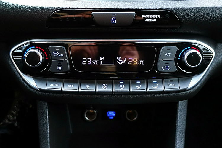 Hyundai i30 FASTBACK AUTOMAT 160KM Navi+Kamera+Led 1WŁ KRAJOWY 100% Bezwypadk F23% zdjęcie 16