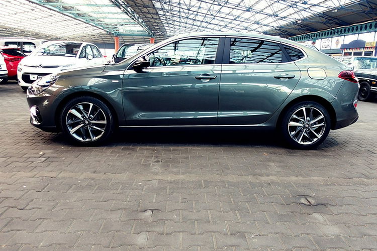 Hyundai i30 FASTBACK AUTOMAT 160KM Navi+Kamera+Led 1WŁ KRAJOWY 100% Bezwypadk F23% zdjęcie 4