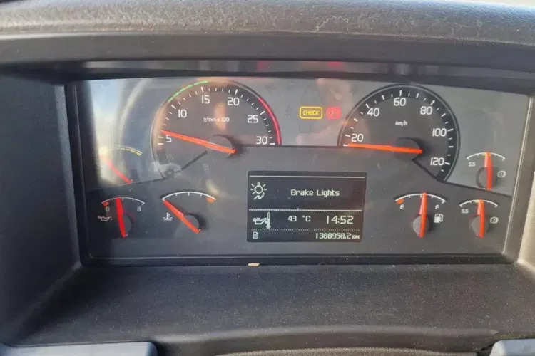 Volvo Rama Odnowiona, Opony 10 mm bieżnika zdjęcie 15