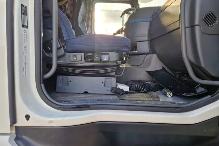 Volvo Rama Odnowiona, Opony 10 mm bieżnika zdjęcie 18