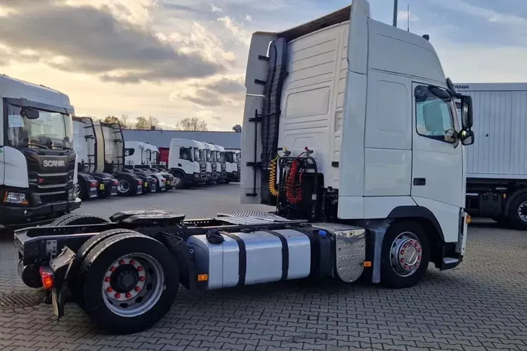 Volvo Rama Odnowiona, Opony 10 mm bieżnika zdjęcie 3