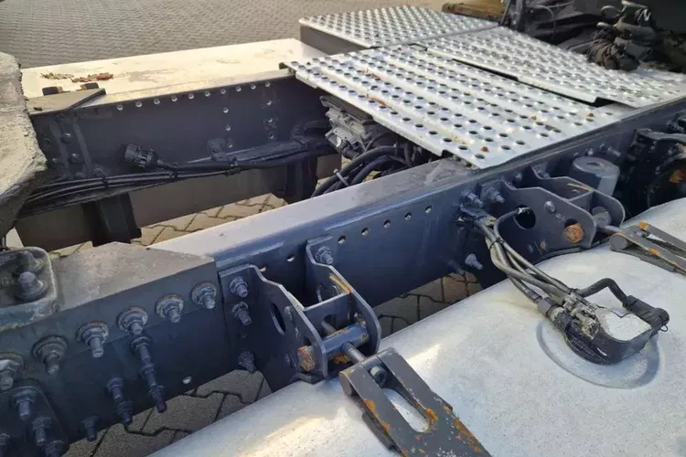 Volvo Rama Odnowiona, Opony 10 mm bieżnika zdjęcie 4