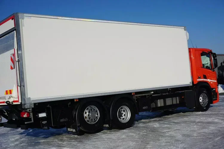 Scania P 360 / E 6 / CHŁODNIA + WINDA / 18 PALET / RETARDER / OŚ SKRĘTNA zdjęcie 32