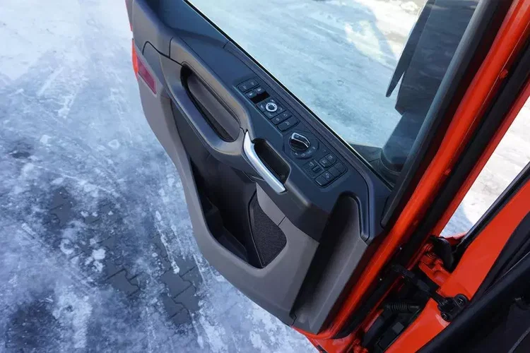 Scania P 360 / E 6 / CHŁODNIA + WINDA / 18 PALET / RETARDER / OŚ SKRĘTNA zdjęcie 36