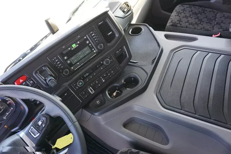 Scania P 360 / E 6 / CHŁODNIA + WINDA / 18 PALET / RETARDER / OŚ SKRĘTNA zdjęcie 9