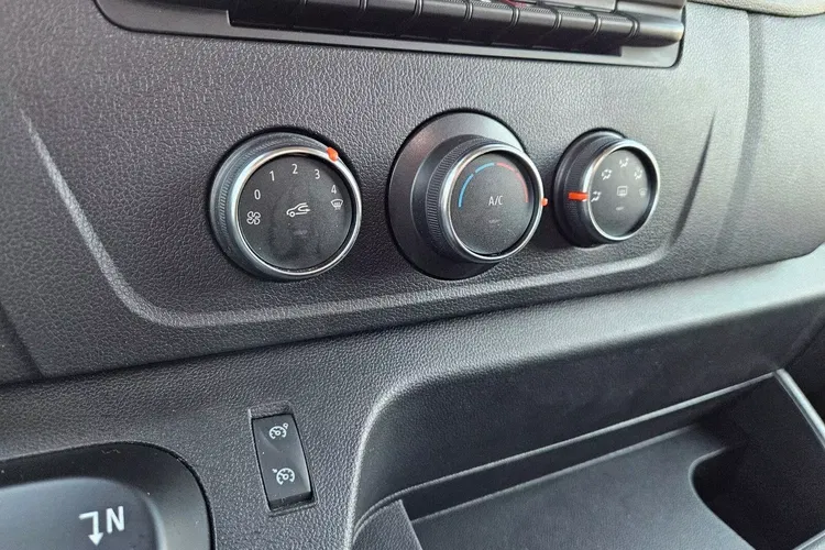 Renault Master L3H2 109999zł Netto Brygadówka 7 osób 2.3 dCi/150KM zdjęcie 31