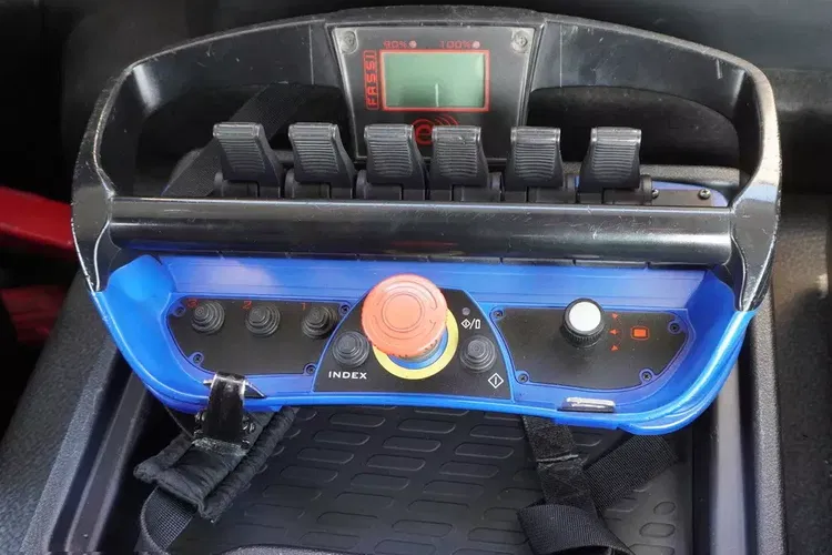 Mercedes Antos 2540 / Burtowy 15 EPAL / HDS Fassi F165 / 6.1 t / Zasięg 8 m / pilot / rotator / 630 MTH / oś skrętna zdjęcie 16