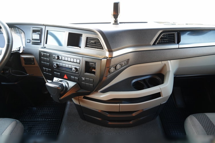 MAN TGX 18.470 / SOLÓWKA / FIRANKA / CAŁA NA PODUSZKACH /  zdjęcie 38