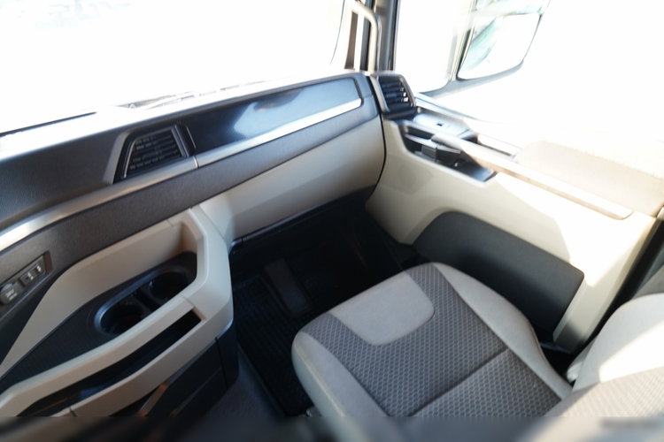 MAN TGX 18.470 / SOLÓWKA / FIRANKA / CAŁA NA PODUSZKACH /  zdjęcie 39