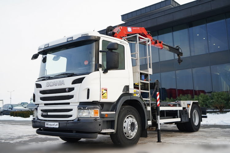 Scania P 250 / 4X2 / SIŁOWNIK DO WYWROTU /  + HDS HMF 635 K2 /  MAX WYSÓW 7 M / STEROWANIE RADIOWE / ROTATOR /  EURO 6  zdjęcie 1