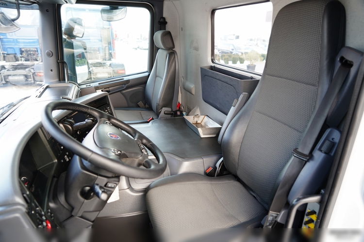 Scania P 250 / 4X2 / SIŁOWNIK DO WYWROTU /  + HDS HMF 635 K2 /  MAX WYSÓW 7 M / STEROWANIE RADIOWE / ROTATOR /  EURO 6  zdjęcie 37