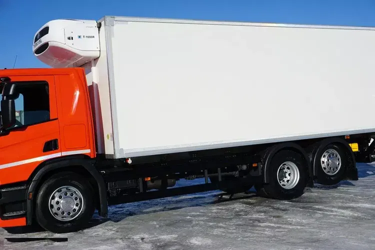 Scania / P 370 / E 6 / CHŁODNIA + WINDA / 18 PALET / RETARDER / OŚ SKRĘTNA zdjęcie 15