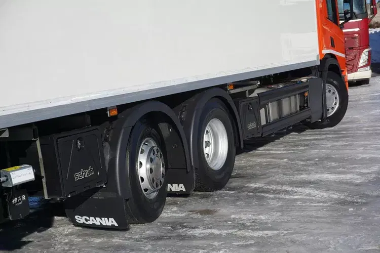 Scania / P 370 / E 6 / CHŁODNIA + WINDA / 18 PALET / RETARDER / OŚ SKRĘTNA zdjęcie 19