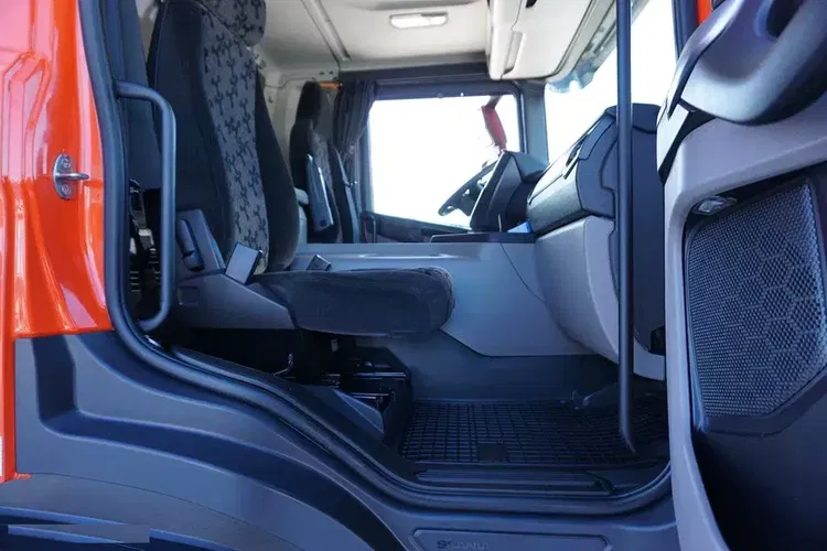 Scania / P 370 / E 6 / CHŁODNIA + WINDA / 18 PALET / RETARDER / OŚ SKRĘTNA zdjęcie 36